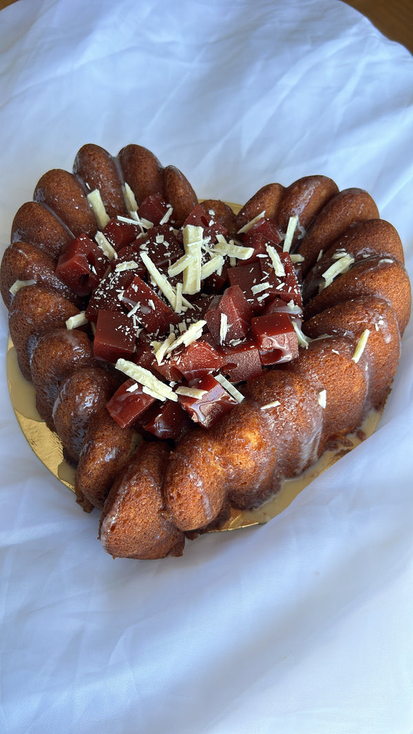 Gâteau au rhum en cœur avec sauce goyave et chocolat blanc