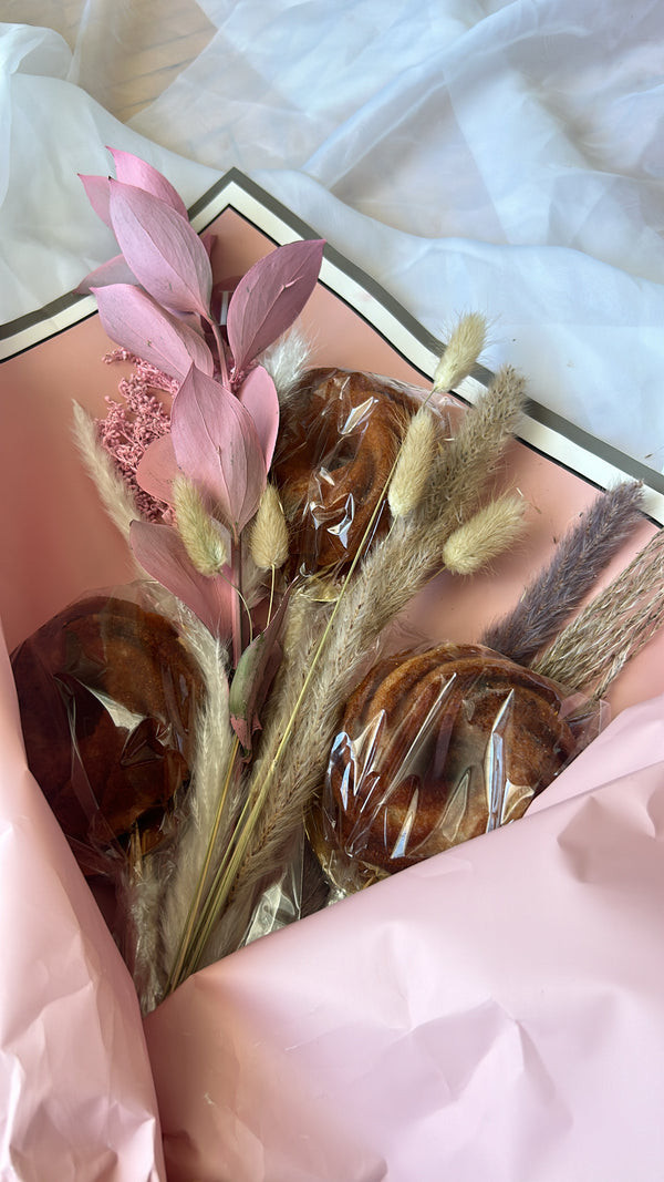 Bouquet de petits gâteaux et rhum et arrangement floral séché